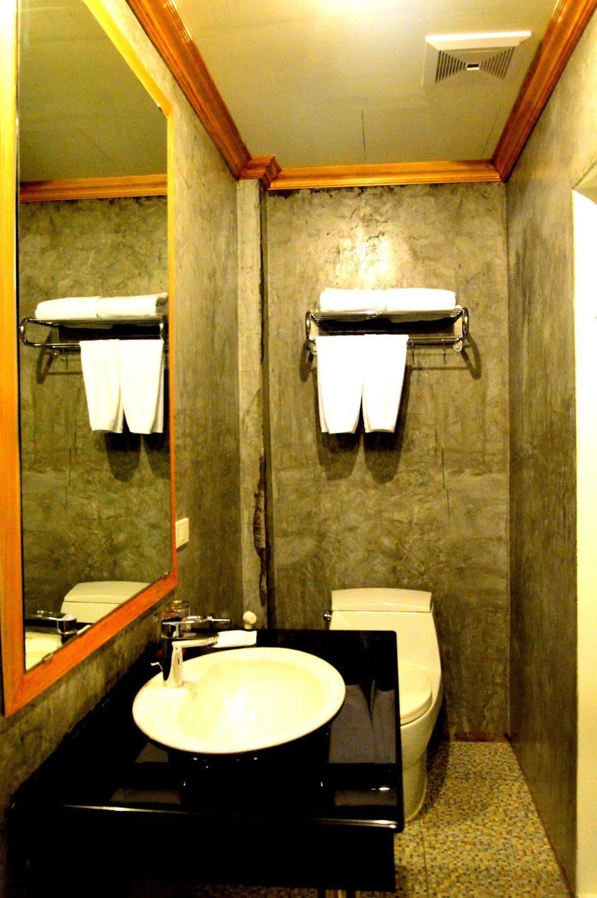 Chaphone Guesthouse Phuket Buitenkant foto