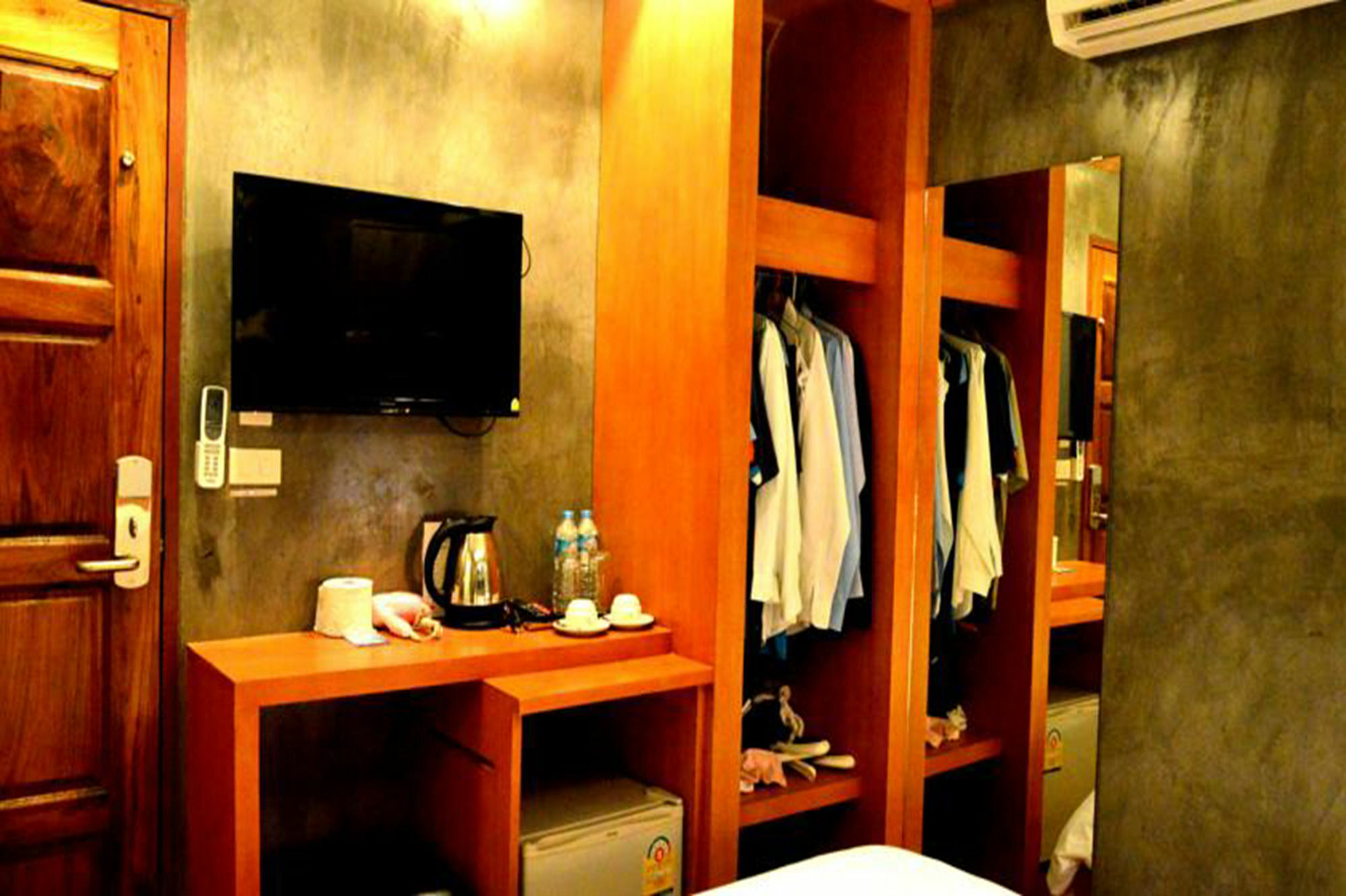 Chaphone Guesthouse Phuket Buitenkant foto
